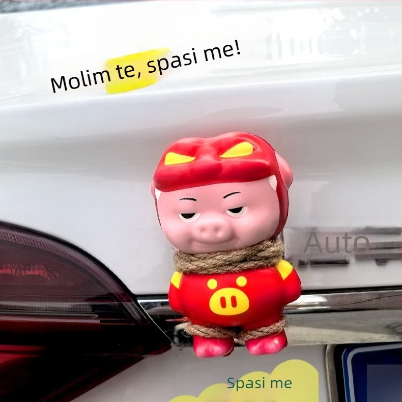Meiyesi crtani Pig Hero ukras za stražnji dio automobila, slatka dekorativna lutka za prtljažnik, pogodna za automobile, motocikle i električna vozila
