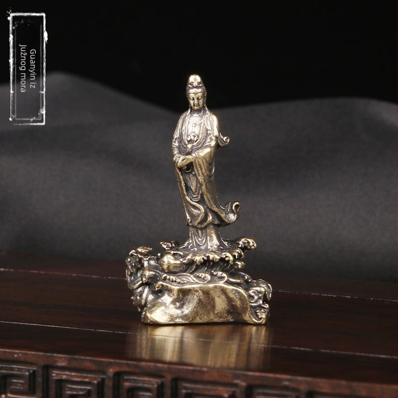 Latunska statua Guanyina za stolni ukras – Mini Bodhisattva Guanyin, skulptura od latuna s antiknim izgledom