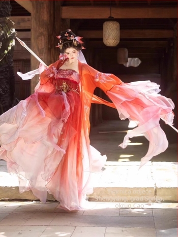 Ženska hanfu suknja s velikim koi motivom i bogatom izvezom u han dinastiji stilu