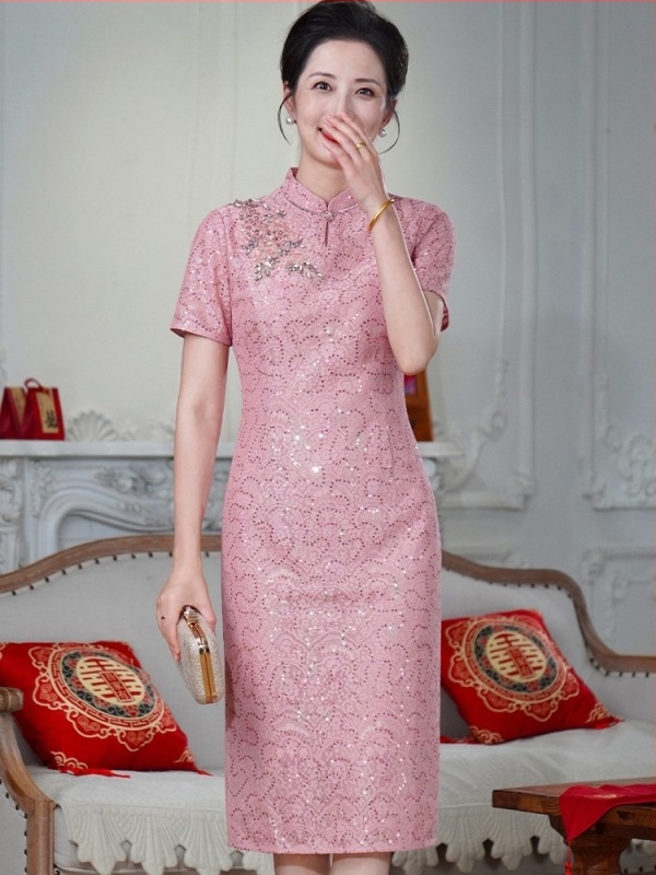 Nova kineska qipao haljina s visokim ovratnikom, ružičasta čipka, uski kroj, midi duljina, proljeće-ljeto, retro inspiriran stil