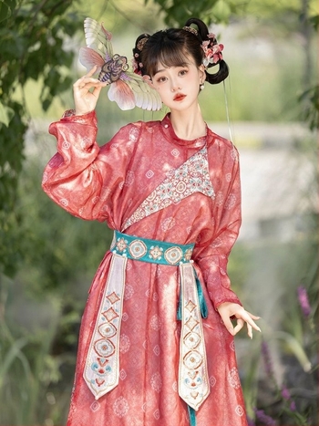 Hanfu u Tang stilu s okruglim izrezom i vezom, ženski model; lantern hlače s velikom vezenom i otiskom; restaurirani dizajn