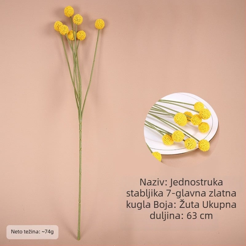 Sedam zlatnih dekorativnih sfera s umjetnim voćem i buketom plastičnih cvjetova za dnevni boravak