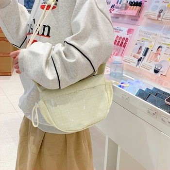Mala crossbody torbica s kariranim uzorkom, slatka i moderna, s pretinicom za telefon