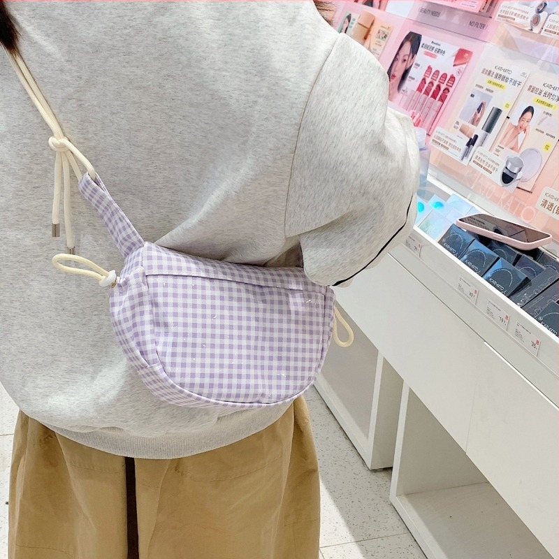 Mala crossbody torbica s kariranim uzorkom, slatka i moderna, s pretinicom za telefon