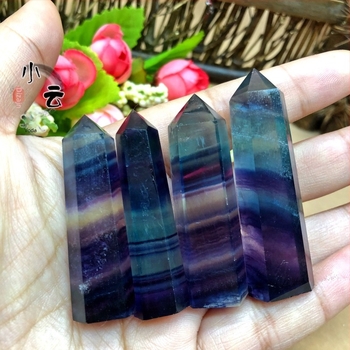 Prirodni ukras od sirovog kamena - zeleni i ljubičasti fluorit, šesterokutna kristalna kolona
