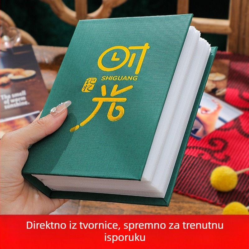 Laminirani fotoalbum s umetnutim stranicama, dostupan u veličinama 5, 6 ili 7 inča; veliki kapacitet foto-albuma za rast djece