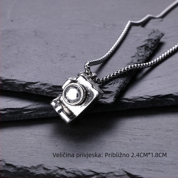 Muška ogrlica od titan čeli s privjeskom vintage fotoaparata, minimalistički retro stil