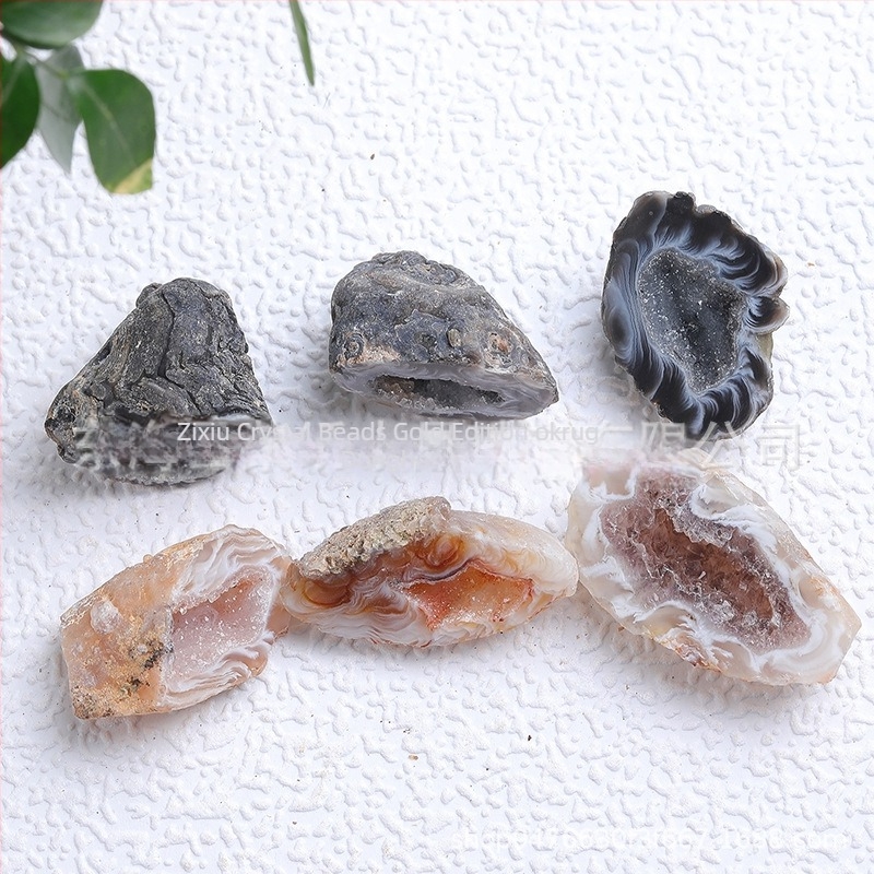 Prirodna ahatna kristalna špilja – dekorativni predmet s ametistom