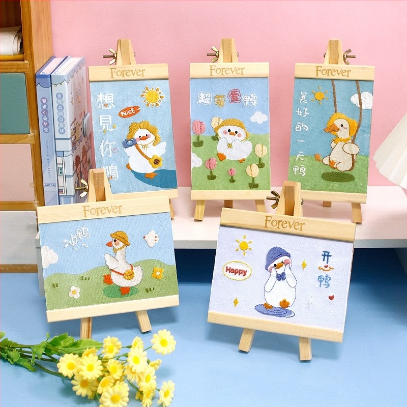 Izšivani karikaturni dekorativni okvir za fotografije sa stalkom – DIY komplet, stolna dekoracija, poklon za najbolju prijateljicu