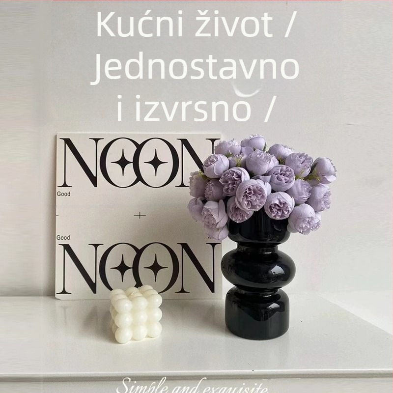 Umjetne svilene ruže i kamelije u vazi – dekoracija za unutarnje prostore: dnevni boravak, blagovaonica, spavaća soba