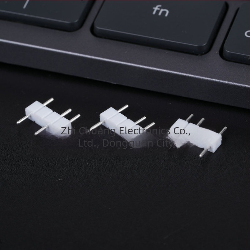 2,54 mm, 4-pin bijeli tinirani pinovi za LED trakasti konektor, jednostruki red, kružne rupe