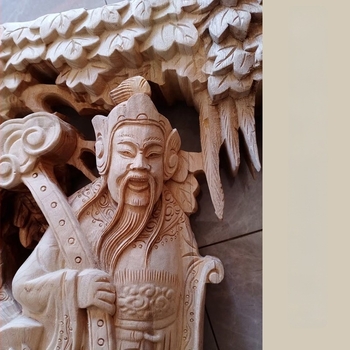 Ručni izrezbarena greda od drveta kamfora s dijagonalnom potpornom i kapitelom stupa za klasičnu arhitekturu hrama — prilagodljiv motiv ptice