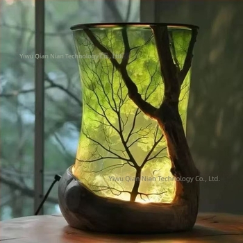 Stolna lampa cilindričnog oblika u obliku lista, čarobna šumska svjetlost, dekorativni predmet za dom, kreativna atmosfera.