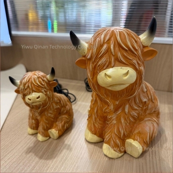 Highland cow od smole – kreativni ukras za dom, noćna lampica za stol, crtani životinja poklon