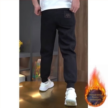 Moderne jesen-zimske trenirke s uskim krojem i izvezenim detaljima, casual muške sportske hlače