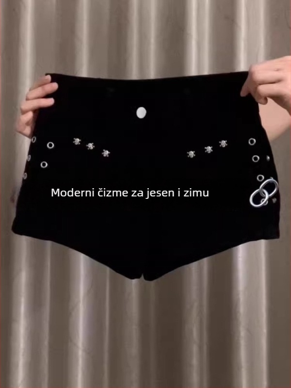 Ženski traper šorc s metalnim zakovicama, crne boje, uskog kroja, proljeće 2026