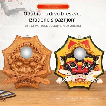 Ručni privjesak od drveta breskve s reljefnom lava koja grize mač, pažljivo izrezbaren ukras za dom