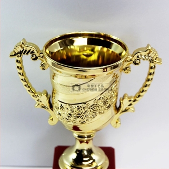 Plastična trofeja s kvadratnom bazom i motivom pivonije, bez poklopca, za djecu