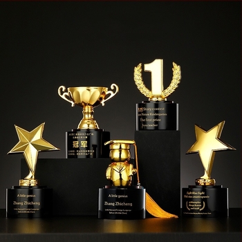 Prilagođeni kristalni dječji trofej za vrtić i osnovnu školu, s graviranjem za uspomenu