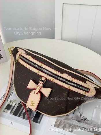 Nova stilizirana torba od prave kože u obliku dumplinga, s monogramom, za pojas ili ramena, bijelo trobojno, ženska torba s logom