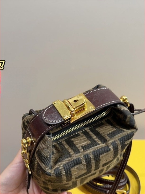 Platnena torba u stilu lunch box s vintage cvjetnim uzorkom, oblik kante, zatvaranje zipom, jedna naramenica, za svakodnevnu uporabu