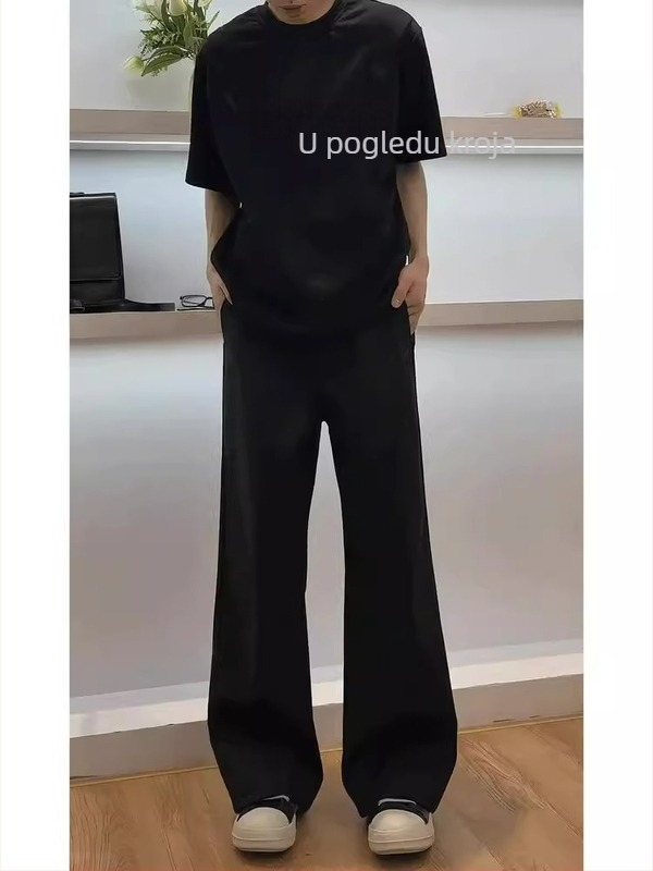 Crne muške hlače poslovnog stila s elegantnim drapanjem, čisti kroj, lagani ljetni materijal, ravni kroj uz blago proširenje nogavica