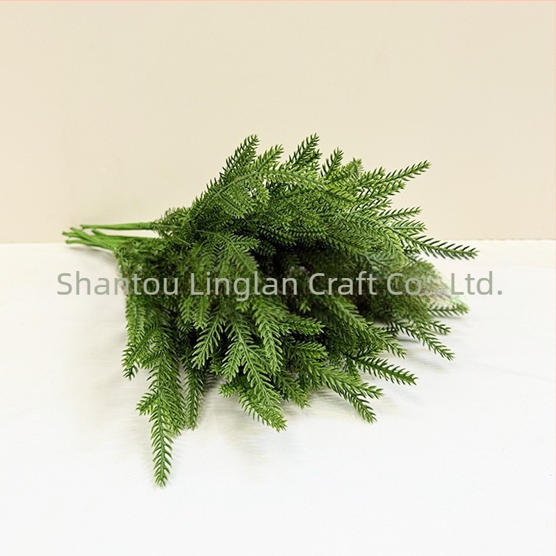 Lažne zelene grane Norfolk Island Pine – dekoracije za vjenčanja, vanjske prostore, rekvizite za fotografije i kućnu dekoraciju; duljina 47 cm, jedna grana.