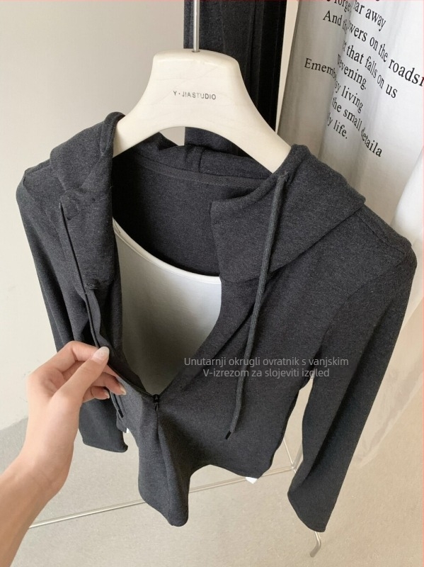 Ženski dvodjelni set: hoodie s kontrastnim šavovima i A-linija midi suknja, za jesen.