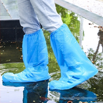Jednokratne navlake za cipele, plave boje, duge, od PE plastike, pojačane, srednje–visoke duljine, protuklizne i vodoodporne.
