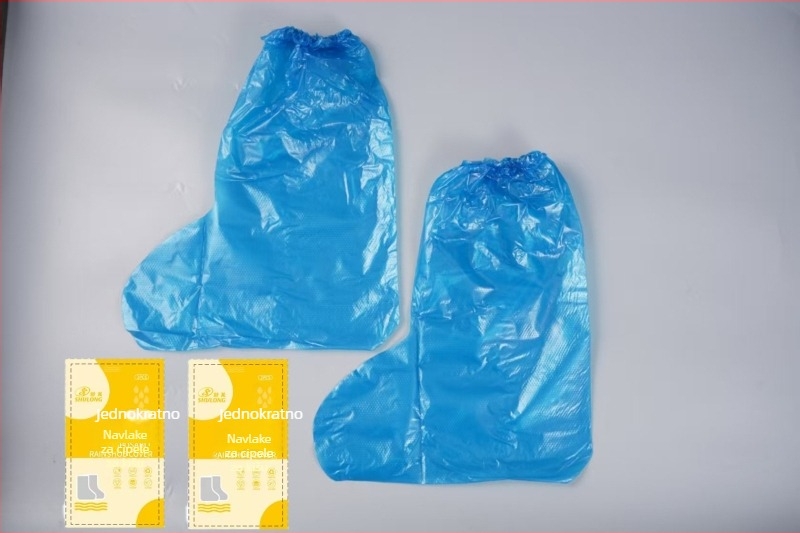Jednokratne navlake za cipele, plave boje, duge, od PE plastike, pojačane, srednje–visoke duljine, protuklizne i vodoodporne.