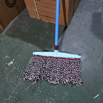 Povećani mop od pamukovih vlakana s odvojnom plastičnom glavom i želježnom drškom, plavo-bijeli konci