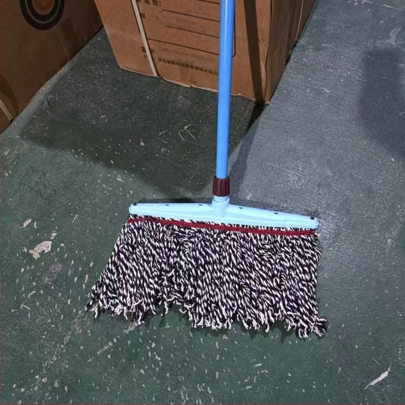 Povećani mop od pamukovih vlakana s odvojnom plastičnom glavom i želježnom drškom, plavo-bijeli konci