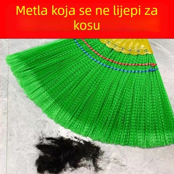 Izdržljiva plastična metla s dugim držalom i drvenom ručkom; velika veličina; kosa se ne lijepi.