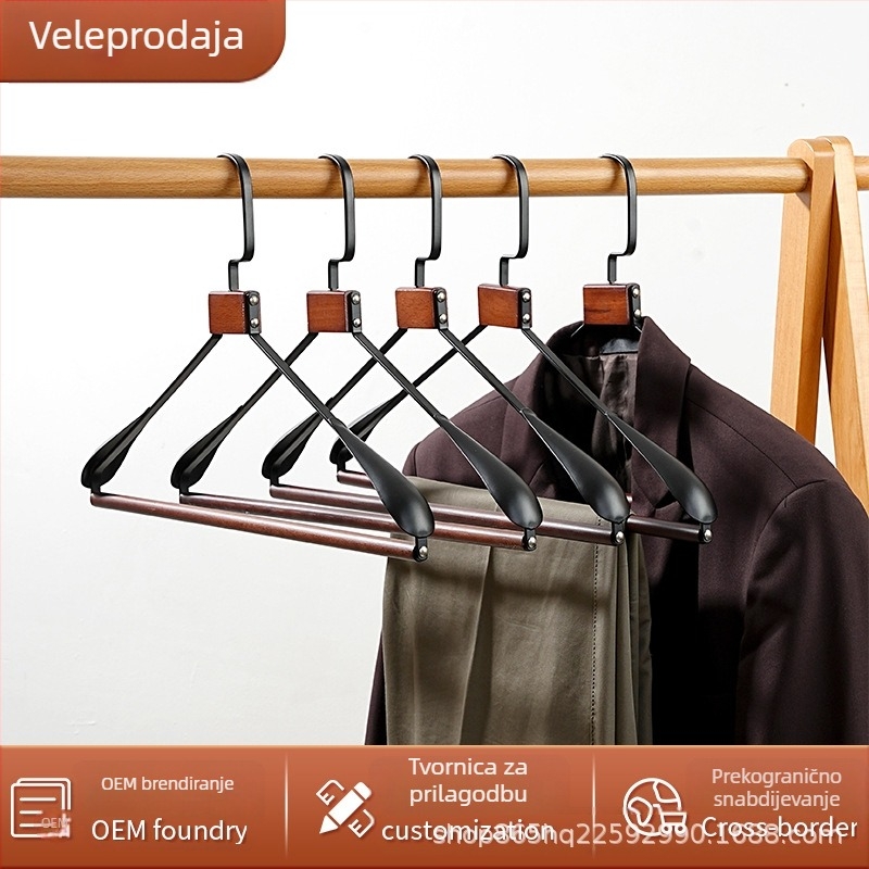 Luksuzna drvena vješalica za odjeću s širokim ramenima i kovanim metalnim detaljima