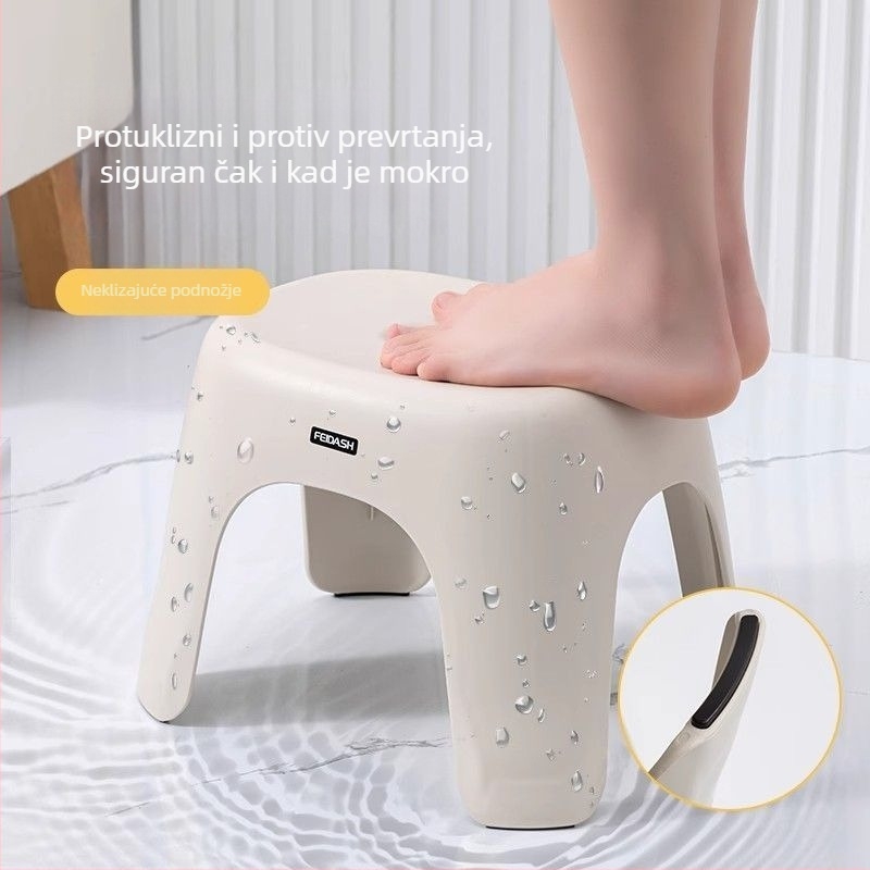 Malo čvrsta, sklopiva niska stolica za djecu, krem boje, nordičkog stila, izdržljiva za dnevni boravak i kupaonicu