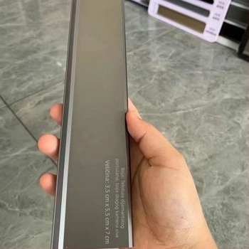 Deblji ugrađeni minimalistički aluminijski profil za zid