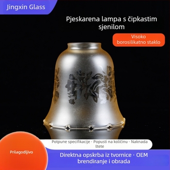 Stakleni abažur lampe – dodatak rasvjeti s cvjetnim motivom premazanim sprejem