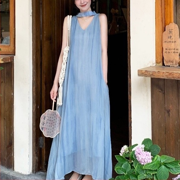 Haljina bez rukava s halter-izrezom, midi dužine u hladno gradientno plavoj nijansi, nježna i elegantna za odmor