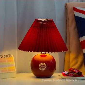 Keramička dekorativna stolna lampa s plisiranom dizajnom u skandinavskom stilu, pogodna za dnevni boravak i spavaću sobu, dar mladencima