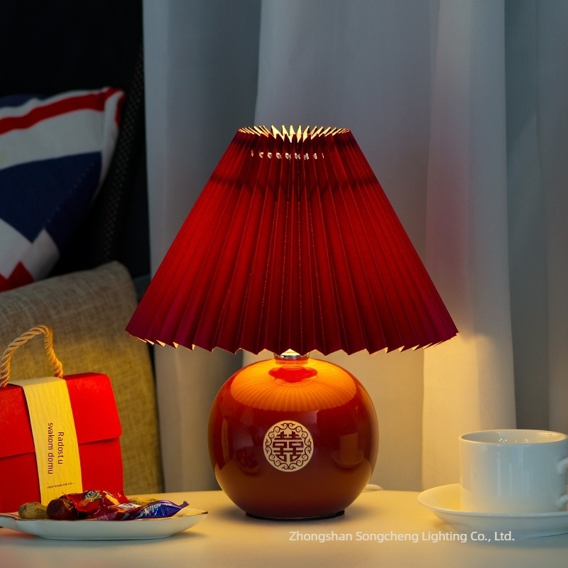 Keramička dekorativna stolna lampa s plisiranom dizajnom u skandinavskom stilu, pogodna za dnevni boravak i spavaću sobu, dar mladencima