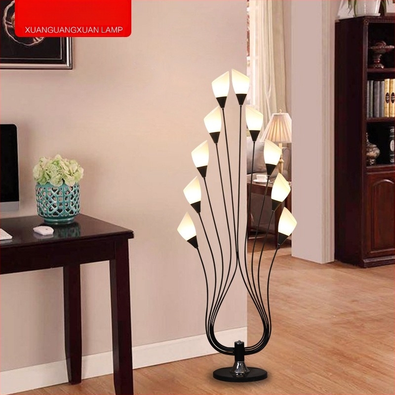Prilagođena LED podna svjetiljka s kovnim okvirom od željeza i akrilnim sjenilom, nordijski stil, 10 LED, pogodna za dnevni boravak, spavaću sobu i studij