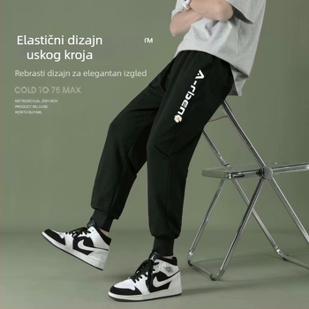 Muške sive cropped sportske hlače u korejskom stilu, opuštena silueta, pojas sa vezivanjem, kraći kroj, grafički print
