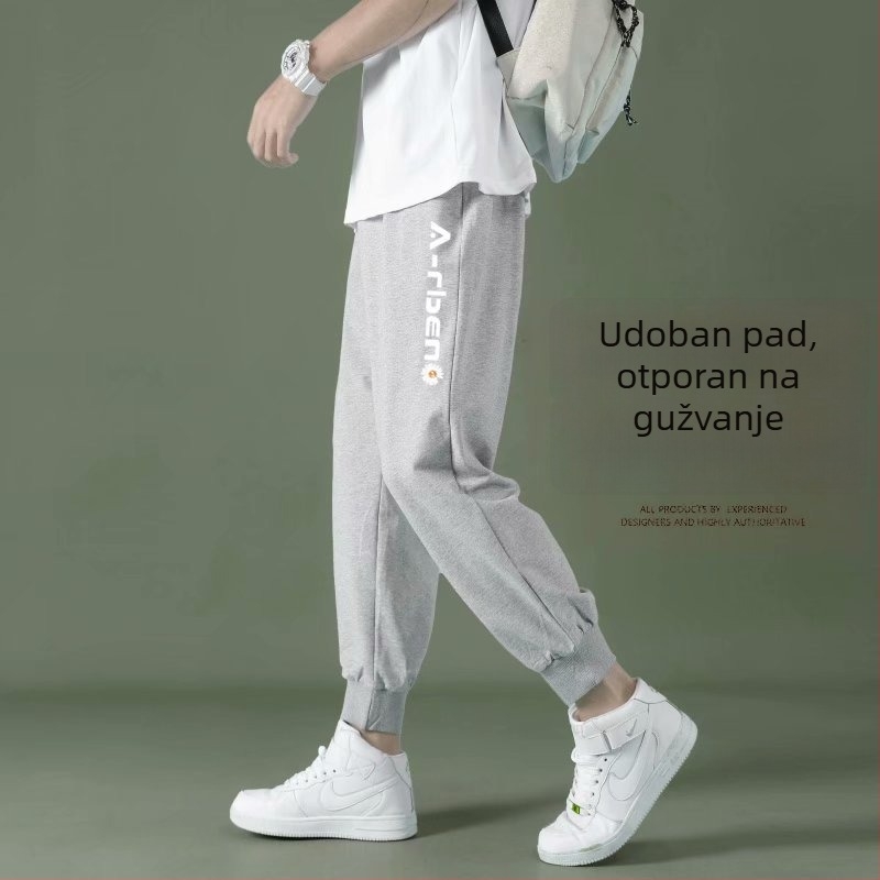 Muške sive cropped sportske hlače u korejskom stilu, opuštena silueta, pojas sa vezivanjem, kraći kroj, grafički print