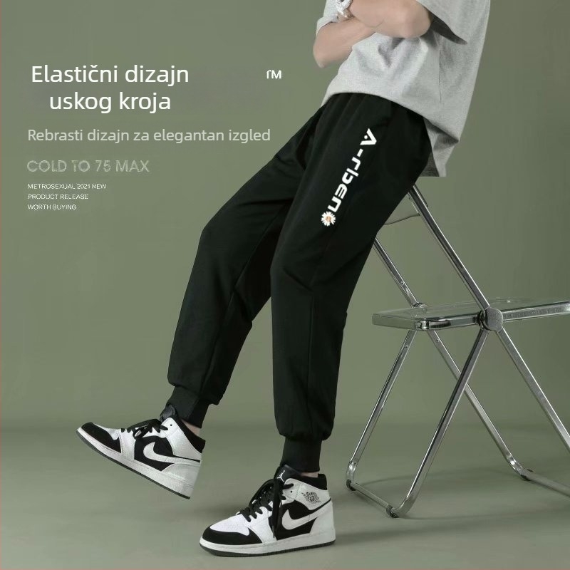 Muške sive cropped sportske hlače u korejskom stilu, opuštena silueta, pojas sa vezivanjem, kraći kroj, grafički print