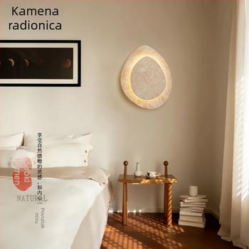 Žuta travertinska zidna lampa za spavaću sobu — dizajnersko svjetlo u luksuznom mid-century stilu