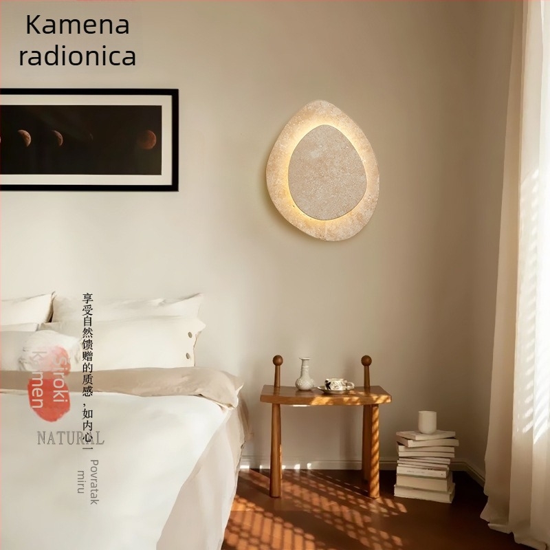 Žuta travertinska zidna lampa za spavaću sobu — dizajnersko svjetlo u luksuznom mid-century stilu