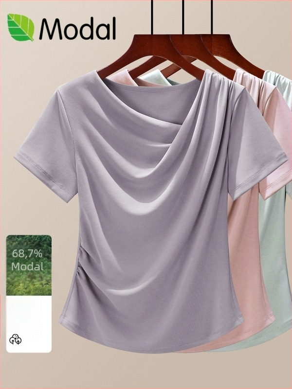 Ženski T-shirt kratkih rukava s asimetričnim V izrezom, plisirana, uska silueta, ljeto 2026, vrhunski dojam