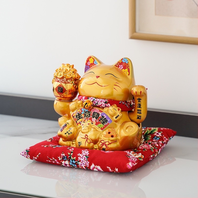 Zlatna keramička mačka Maneki s pokretnom šapom – ukrasna figura za ured i dom