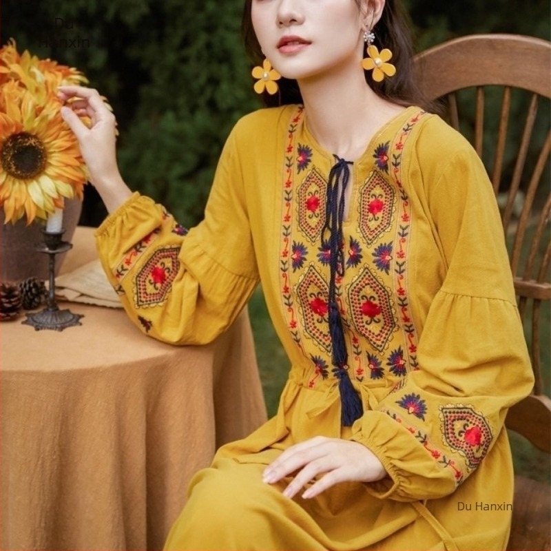 Ženska haljina od pamuka i lana s izšivkama i resicama u području struka, A-linije kroja, midi duljine, dugi rukavi, okrugli izrez, etno-retro stil