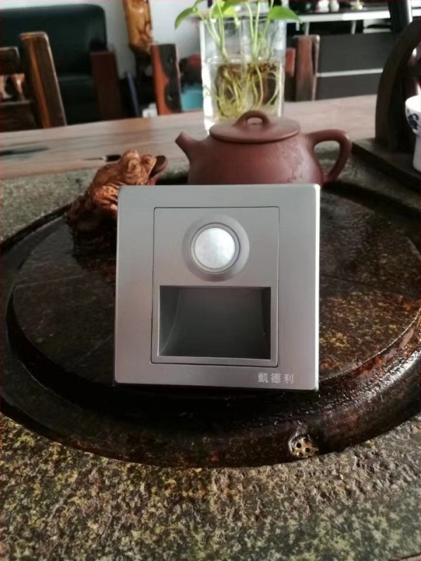 Ugrađena LED svjetiljka za stepenice s senzorom za pokret i senzorom svjetla